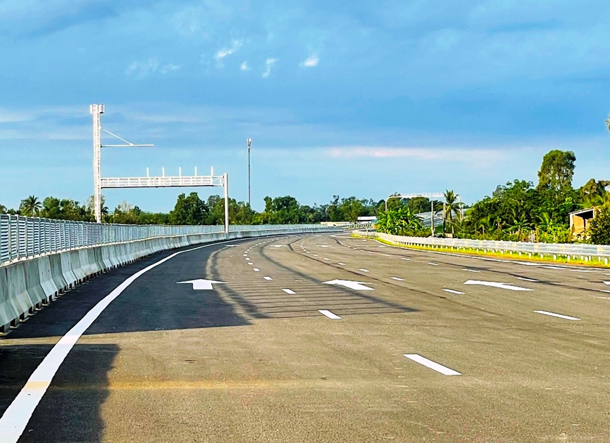 Dự án cao tốc Trung Lương - Mỹ Thuận đang hoàn thiện các hạng mục cuối cùng để chuẩn bị thông xe. Ảnh: THANH XUÂN.